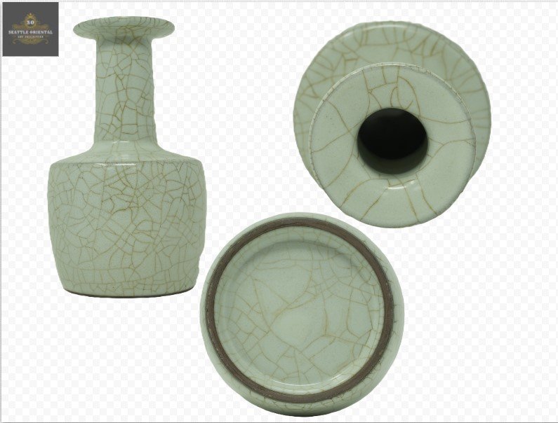 A large-sized Official Kiln Vase with a dish-shaped mouth